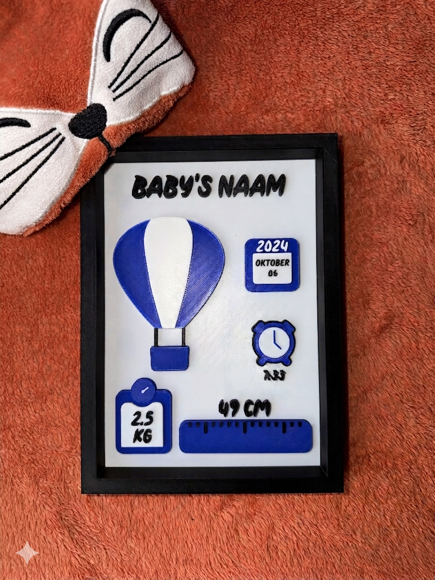 Gepersonaliseerd 3D geprint geboorteframe met naam, geboortedatum en een blauwe luchtballon aan een muur.
