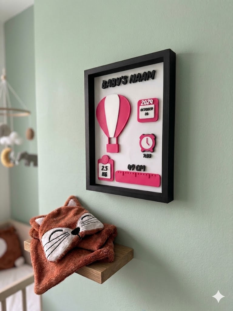 Gepersonaliseerd 3D geprint geboorteframe met naam, geboortedatum en een roze luchtballon aan een muur.